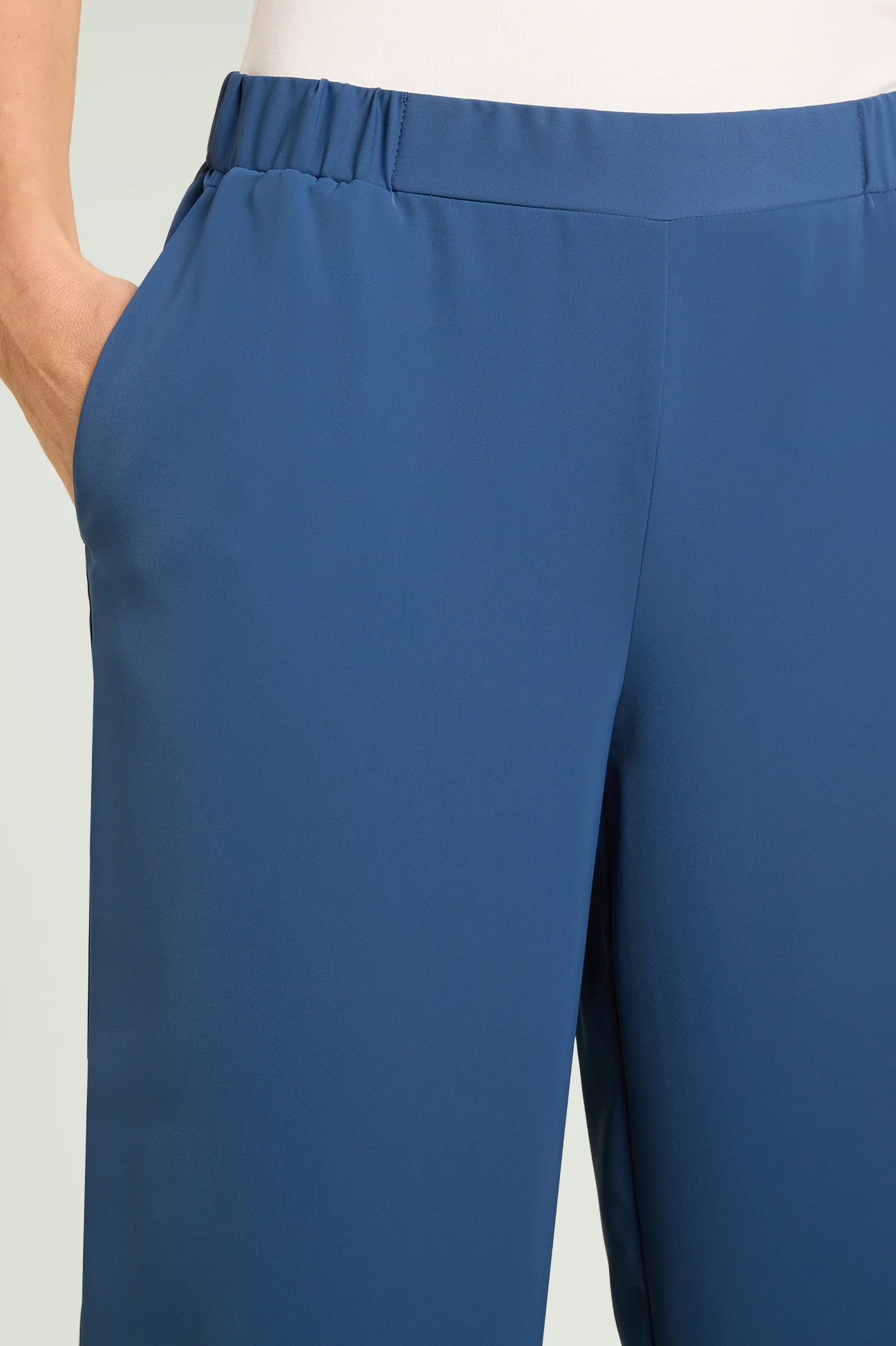 PANTALONI PULL-ON CROPPED IN SILKY TOUCH - Image 4